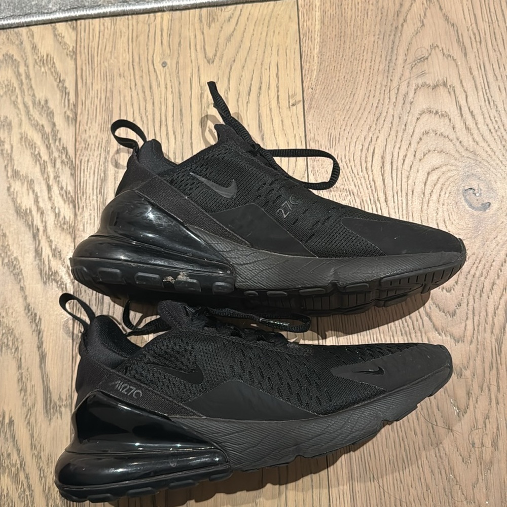 Barely worn Nike black on black sneakers US 7.5. Airman 270 shoes